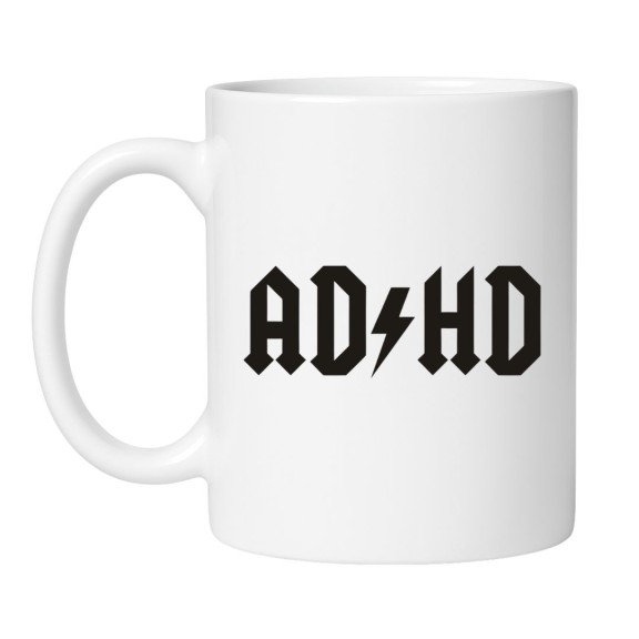 biały kubek z czarną typografią ADHD